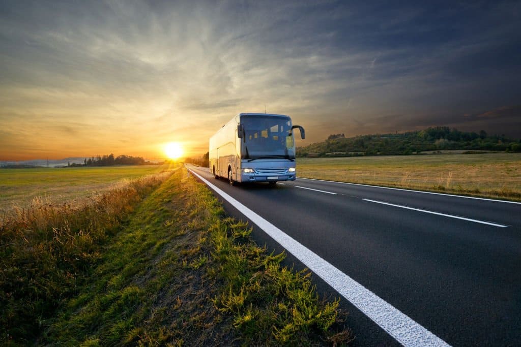 Переваги та недоліки подорожей автобусом